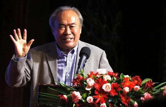 在首映礼上，他化身;机智情话boy，更在现场献声清唱，发足粉丝福利